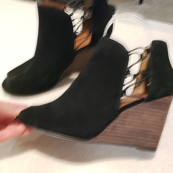 Lucky Brand Women's Reevas Black Suede Side Cutout Peep Toe Wedge Booties Sz 10M - Picture 4 of 9